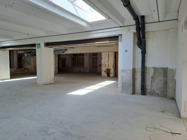 Grand local commercial de plain-pied avec grand couvert 4