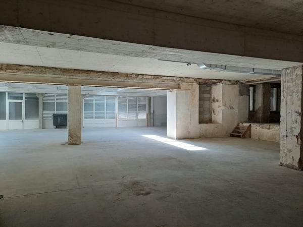 Grand local commercial de plain-pied avec grand couvert 8