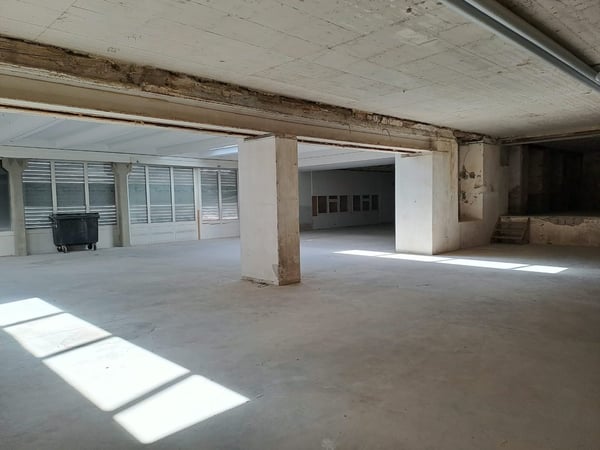 Grand local commercial de plain-pied avec grand couvert 7