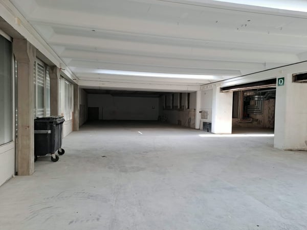 Grand local commercial de plain-pied avec grand couvert 3
