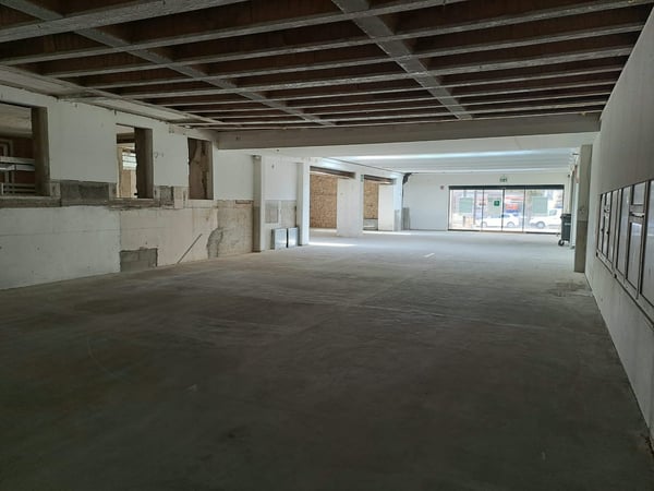 Grand local commercial de plain-pied avec grand couvert 5