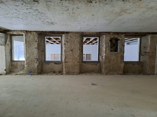 Grand local commercial de plain-pied avec grand couvert 10