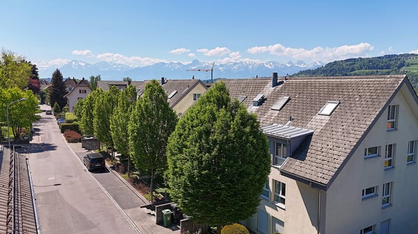 Wohnen im Ortszentrum und trotzdem: Ruhe - Sonne - Aussicht ! 1