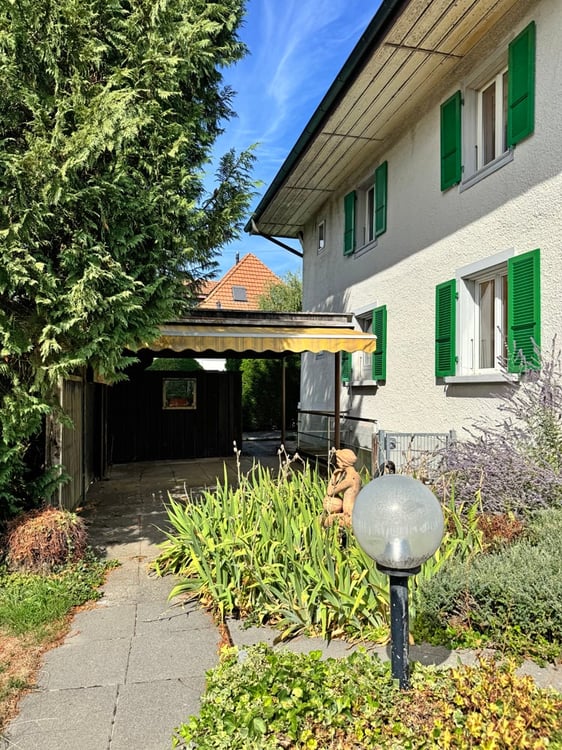 ...grosses Grundstück an bester Lage mit stilvollem Altbau... 14