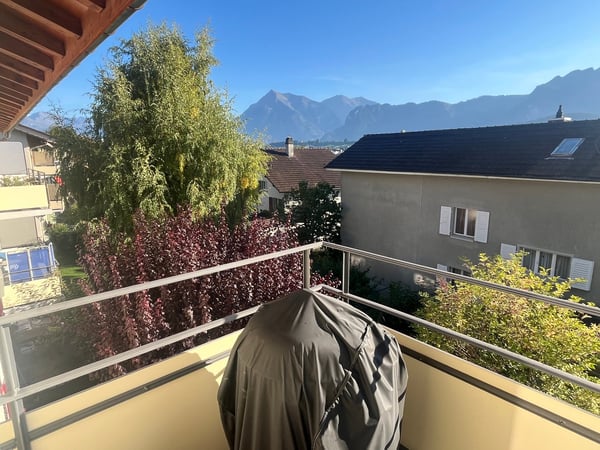 Lichtdurchflutete Eckwohnung in kleinem MFH / Sicht auf Stockhornkette 9