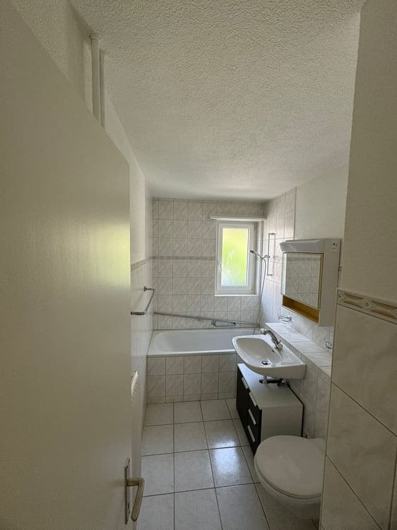 Attraktives Mehrfamilienhaus in Moutier – 9 Wohnungen, Garagen & Balkone 8