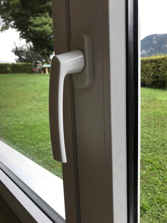 Attraktives Mehrfamilienhaus in Moutier – 9 Wohnungen, Garagen & Balkone 23