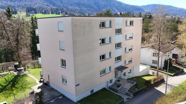 Attraktives Mehrfamilienhaus in Moutier – 9 Wohnungen, Garagen & Balkone 2