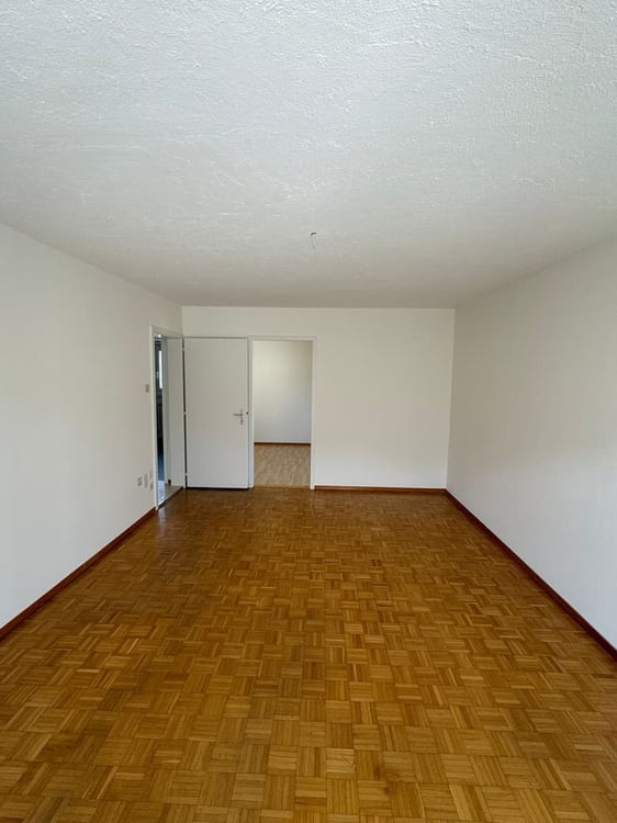 Attraktives Mehrfamilienhaus in Moutier – 9 Wohnungen, Garagen & Balkone 9