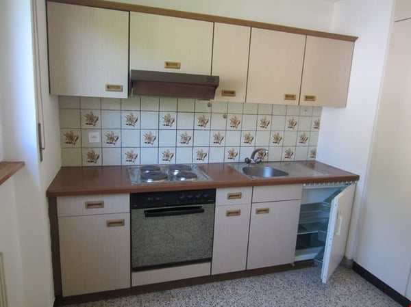 Attraktives Mehrfamilienhaus in Moutier – 9 Wohnungen, Garagen & Balkone 14