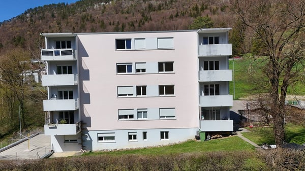 Attraktives Mehrfamilienhaus in Moutier – 9 Wohnungen, Garagen & Balkone 1