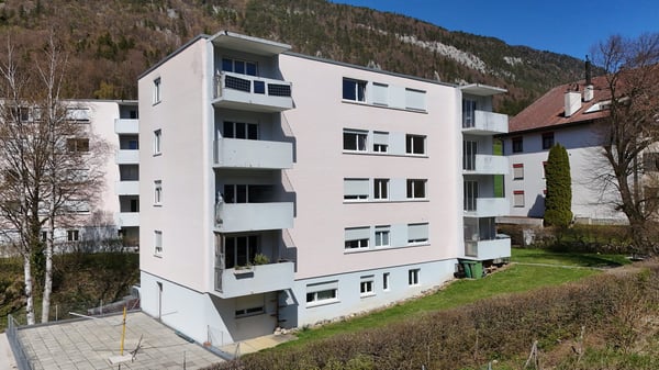 Attraktives Mehrfamilienhaus in Moutier – 9 Wohnungen, Garagen & Balkone 3
