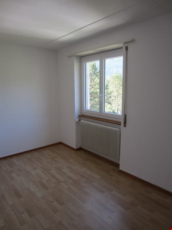 Attraktives Mehrfamilienhaus in Moutier – 9 Wohnungen, Garagen & Balkone 22