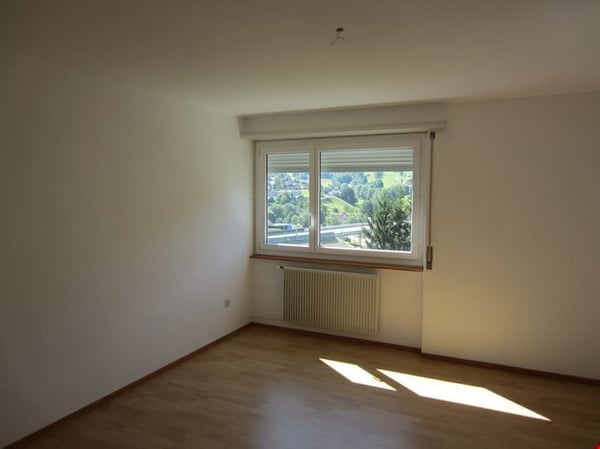 Attraktives Mehrfamilienhaus in Moutier – 9 Wohnungen, Garagen & Balkone 17