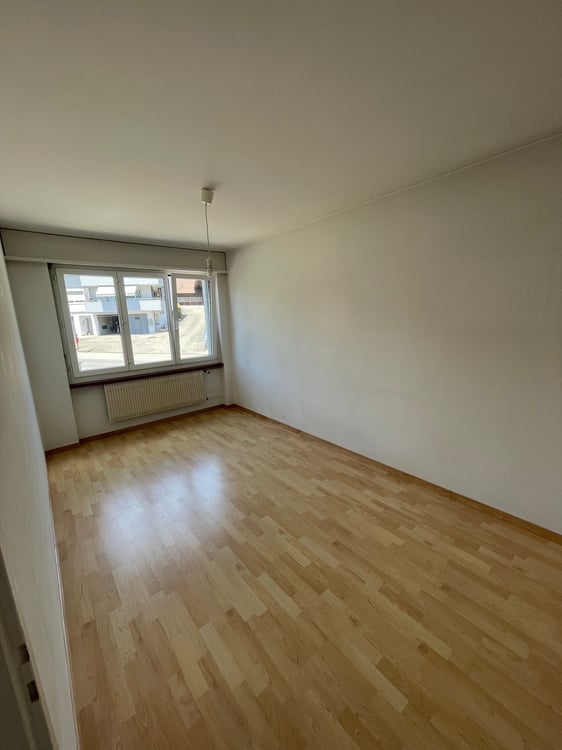 Charmante 5-Zimmerwohnung mit Balkon in Ins 3