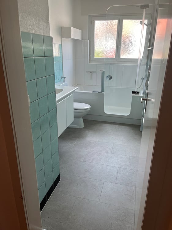 Charmante 4-Zimmerwohnung mit Balkon in Ins 6