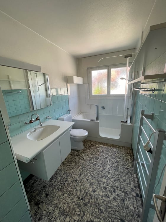 Charmante 5-Zimmerwohnung mit Balkon in Ins 6