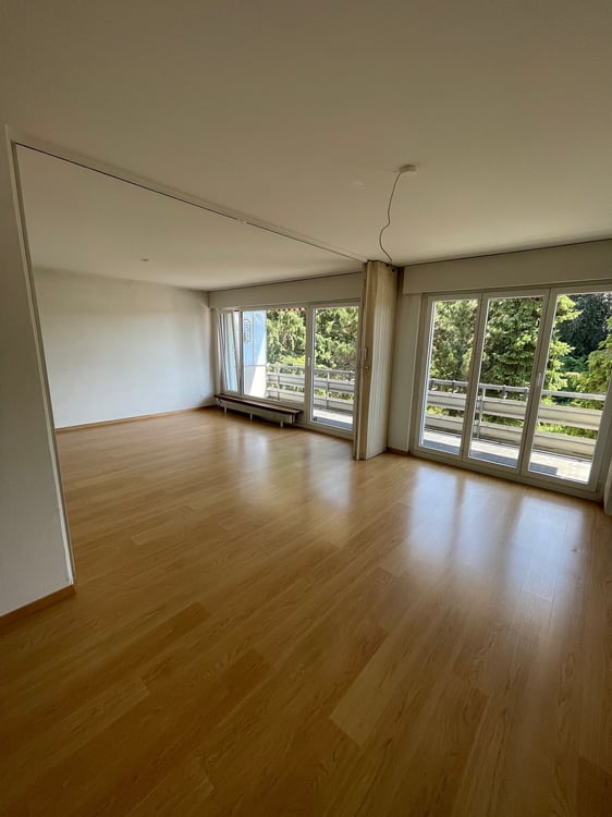 Charmante 5-Zimmerwohnung mit Balkon in Ins 1