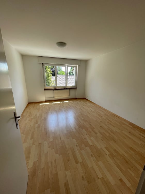 Charmante 5-Zimmerwohnung mit Balkon in Ins 4