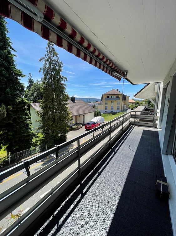 Charmante 5-Zimmerwohnung mit Balkon in Ins 8