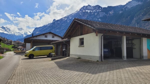 Grosszügige 4.5-Zimmer-Wohnung mit Wintergarten zur Miete in Kandergrund 3