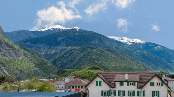 A LOUER SUPERBE ATTIQUE 4.5 PCES A SIERRE 11