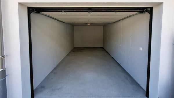 A LOUER  GRAND GARAGE-BOX avec 1 place  parc devant SALQUENEN - SIERRE 2