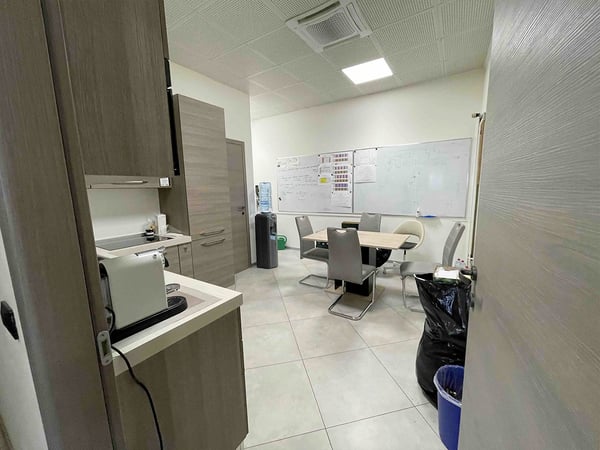 m2 210 uffici ( + depositi e posti auto) Breganzona Rif: 0384 6