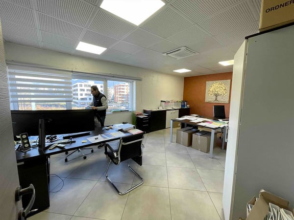 m2 210 uffici ( + depositi e posti auto) Breganzona Rif: 0384 3