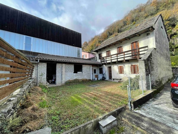Terreno/casa nel nucleo di Monte Carasso Rif.: 0396 1