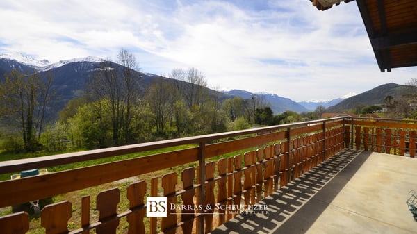 Immeuble loué : 4 appartements, 1 atelier, 5 box et 8 places 1