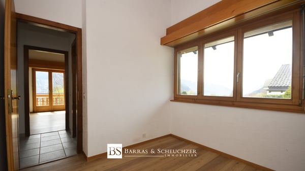 Immeuble loué : 4 appartements, 1 atelier, 5 box et 8 places 6