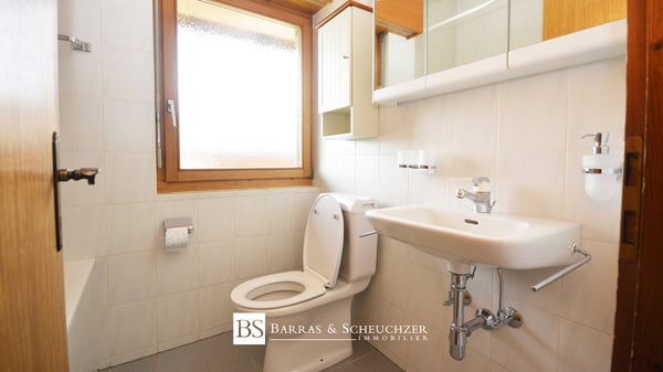 Immeuble loué : 4 appartements, 1 atelier, 5 box et 8 places 5