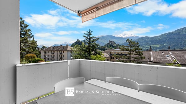 Haut standing | Rénové 2025 | Vue châteaux | 2.5 p. + 2.5 p. 9