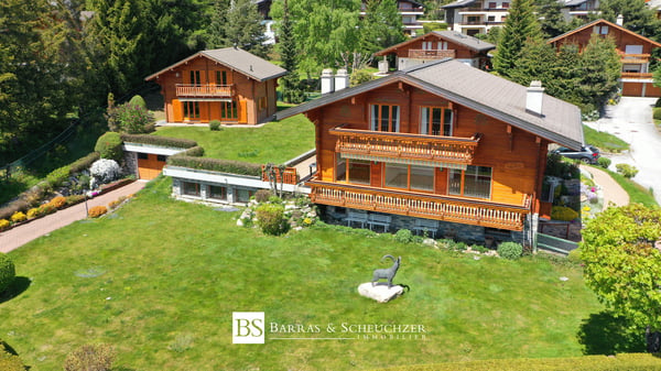 Domaine à proximité du golf composé de 4 parcelles et 2 chalets 1