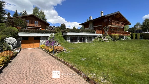 Domaine à proximité du golf composé de 4 parcelles et 2 chalets 2
