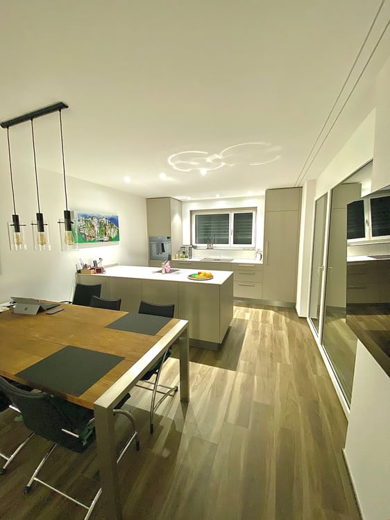 3.5 Zimmer Dachwohnung mit Loggia See/Bergsicht 2