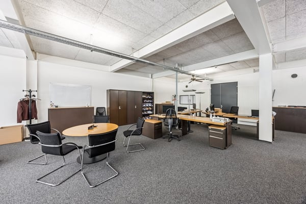 Gewerbe- / Bürofläche als Erstbezug nach Sanierung! 2