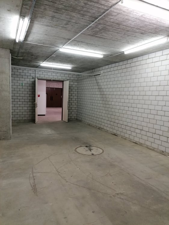 Grosse Lagerfläche mit zwei Räumen und grossem Warenliftzugang 2