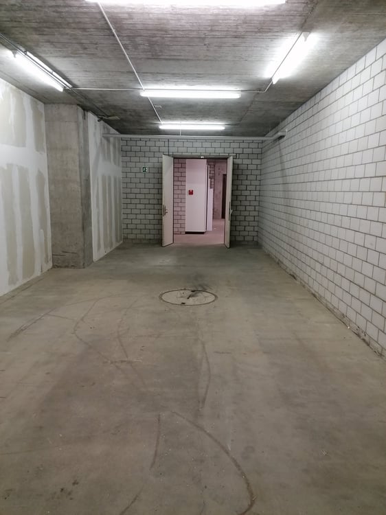 Grosse Lagerfläche mit zwei Räumen und grossem Warenliftzugang 4