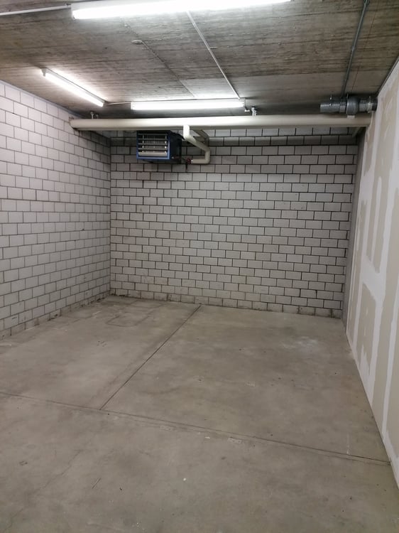 Grosse Lagerfläche mit zwei Räumen und grossem Warenliftzugang 3