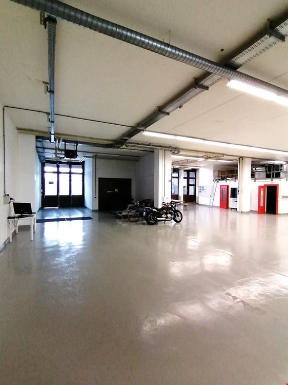 Teilausgebaute Gewerbe-/Industriefläche im EG, an bester Lage 3