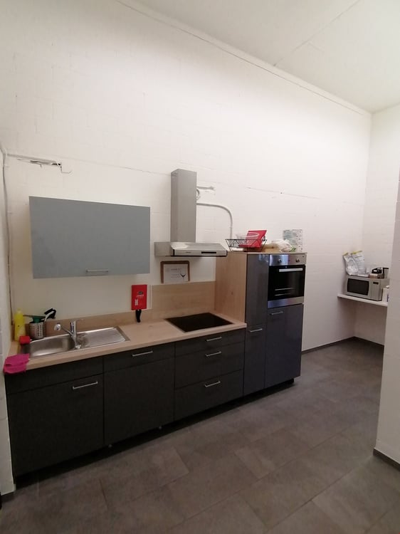 Teilausgebaute Gewerbe-/Industriefläche im EG, an bester Lage 8
