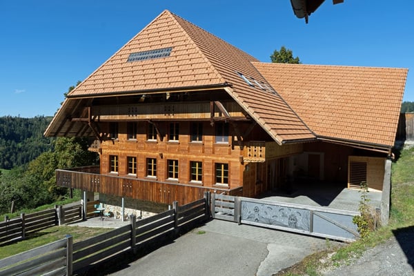 Neuwertiges 6.5 Zimmer Bauernhaus mit zwei Wohnungen und Weitsicht