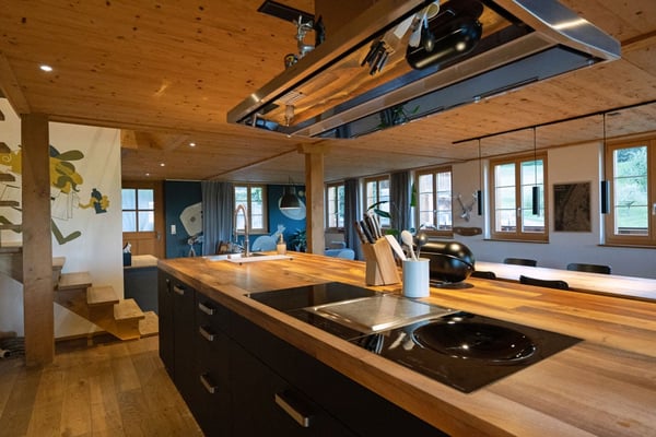 Neuwertiges 6.5 Zimmer Bauernhaus mit zwei Wohnungen und Weitsicht 6
