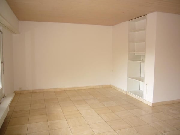 teilrenovierte 1.5-Attikazimmerwohnung an ruhiger Lage mit Aussen-Pool 7