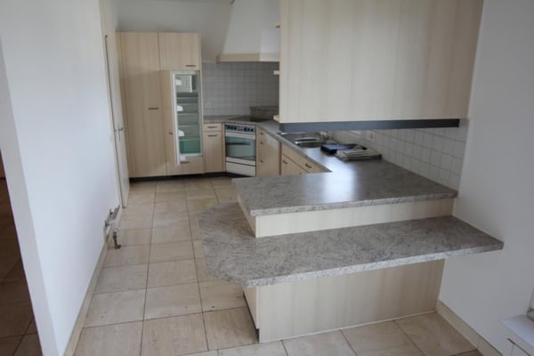 teilrenovierte 1.5-Attikazimmerwohnung an ruhiger Lage mit Aussen-Pool 3