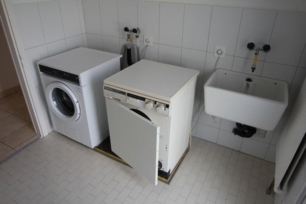 teilrenovierte 1.5-Attikazimmerwohnung an ruhiger Lage mit Aussen-Pool 8