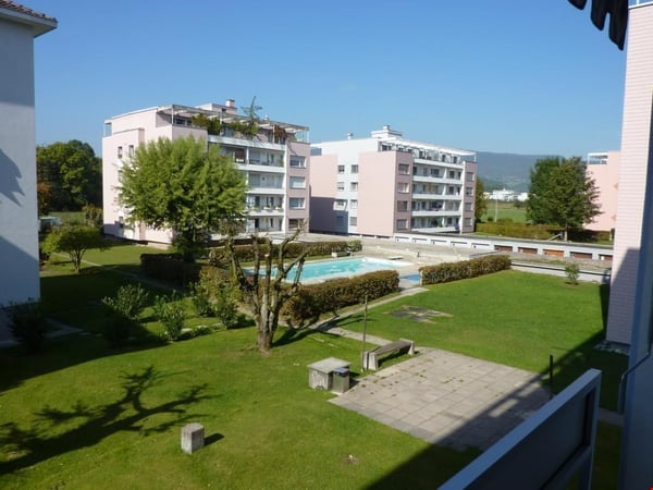 teilrenovierte 1.5-Attikazimmerwohnung an ruhiger Lage mit Aussen-Pool 1