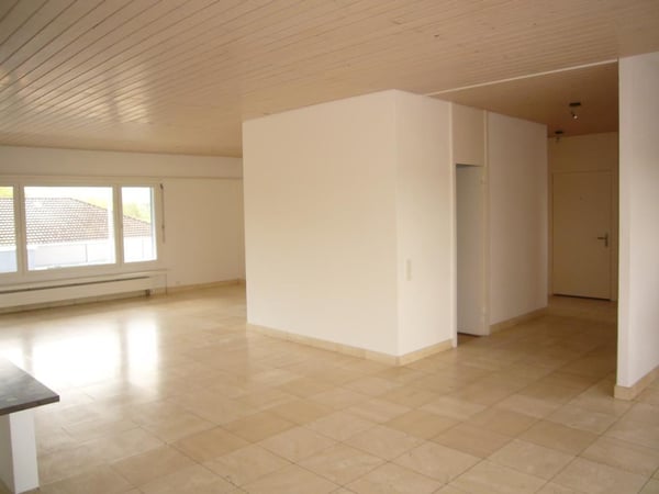 teilrenovierte 1.5-Attikazimmerwohnung an ruhiger Lage mit Aussen-Pool 5